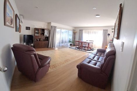 Photo of property in 1/7 Dalkeith Place, Opaheke, Papakura, 2113