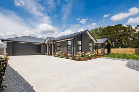 Photo of property in 27 Coutts Way, Fitzherbert, Palmerston North, 4410