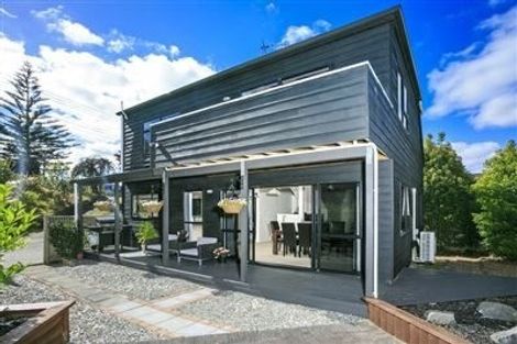 Photo of property in 2/182 Queen Street, Northcote Point, Auckland, 0627