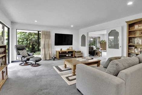 Photo of property in 28 Huntingdon Place, Avonhead, Christchurch, 8042