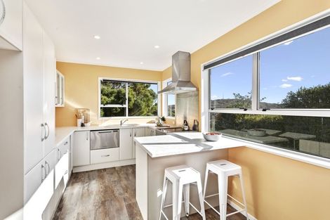 Photo of property in 27b Chetwode Grove, Newlands, Wellington, 6037