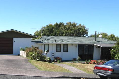 Photo of property in 1/2 Barker Rise, Northcross, Auckland, 0632
