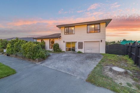Photo of property in 8 Langham Place, Redwood, Christchurch, 8051