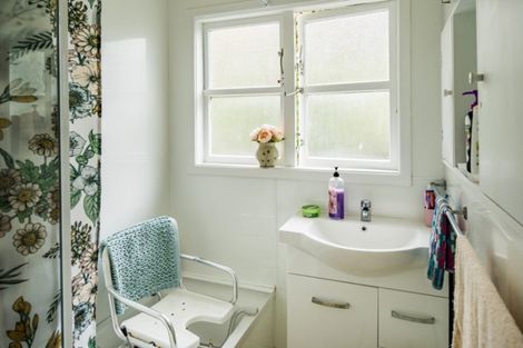 Photo of property in 13 Lyndhurst Road, Tawa, Wellington, 5028