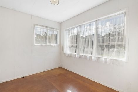 Photo of property in 21 Holdaway Avenue, Northcote, Auckland, 0627
