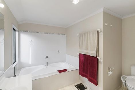 Photo of property in 22 Beach Road, Te Atatu Peninsula, Auckland, 0610