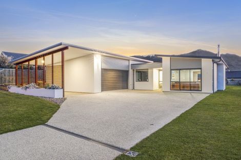 Photo of property in 7 Centre Crescent, Wanaka, 9305