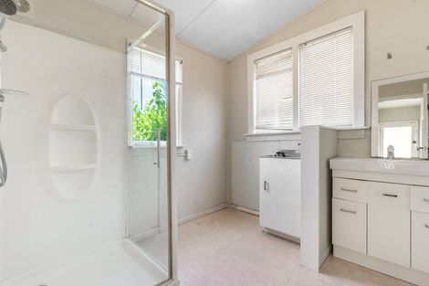 Photo of property in 6 Staveley Avenue, Mount Roskill, Auckland, 1041