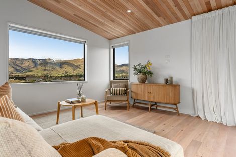 Photo of property in 33 Tomtit Crescent, Lake Hawea, 9382