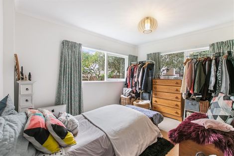 Photo of property in 24 Holdaway Avenue, Northcote, Auckland, 0627