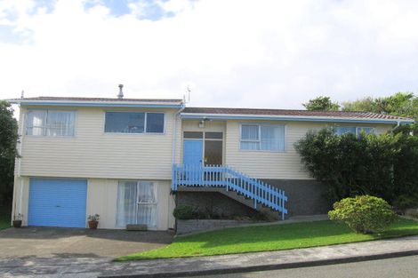 Photo of property in 18 Colchester Crescent, Newlands, Wellington, 6037