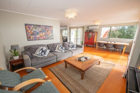 Photo of property in 2 Dudley Crescent, Cable Bay, 0420