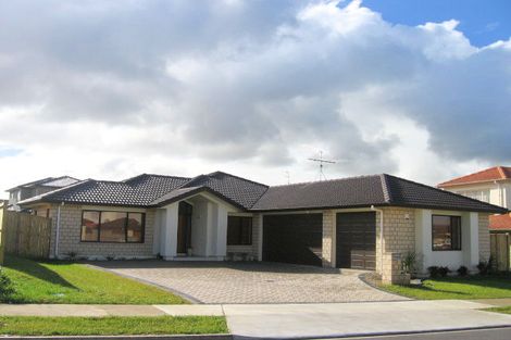 Photo of property in 32 Speyside Crescent, Flat Bush, Auckland, 2016