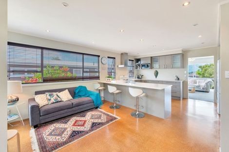 Photo of property in 6 Windsor Place, Windsor Park, Auckland, 0630