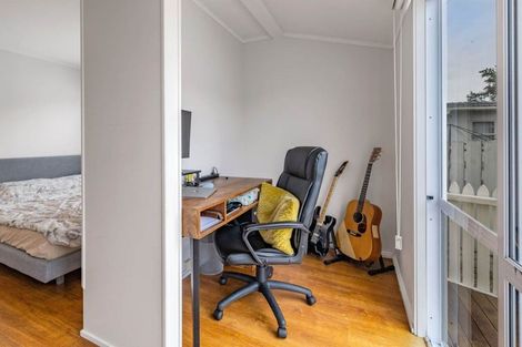 Photo of property in 2/18 Ocean View Road, Northcote, Auckland, 0627