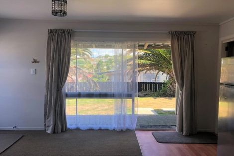 Photo of property in 37 Triangle Road, Massey, Auckland, 0614
