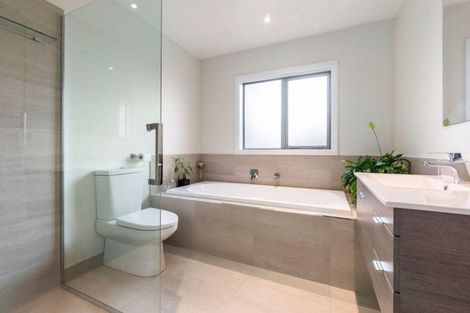 Photo of property in 8 Eric Farley Drive, Kumeu, 0810