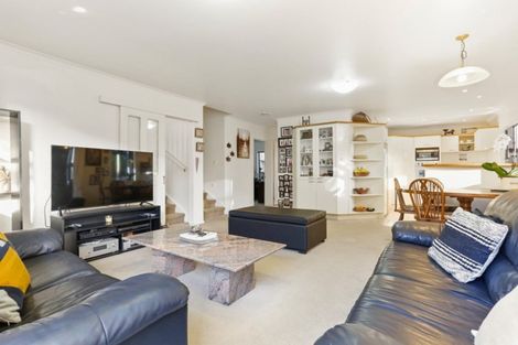 Photo of property in 4 Northcross Drive, Oteha, Auckland, 0632