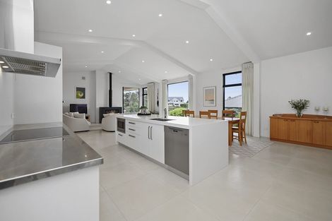 Photo of property in 17 Manurau Crescent, Merrilands, New Plymouth, 4312