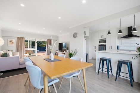 Photo of property in 6 Brouder Place, Hillpark, Auckland, 2102