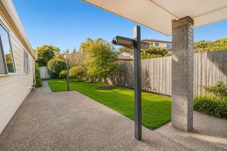Photo of property in 19 Esther Place, Red Beach, 0932