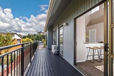 Photo of property in 2/18 Wernham Place, Northcote, Auckland, 0626