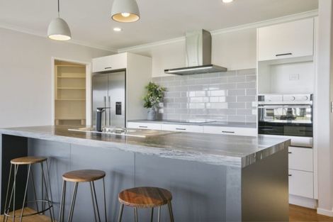 Photo of property in 2 Oakmont Crescent, Waiwhakaiho, New Plymouth, 4312