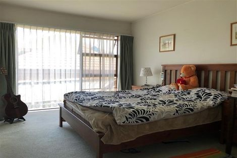 Photo of property in 9 Strabo Place, Windsor Park, Auckland, 0632