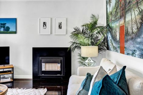 Photo of property in 290 Devon Street West, New Plymouth, 4310