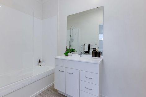 Photo of property in 20 Brashier Circle, Sunnyvale, Auckland, 0612