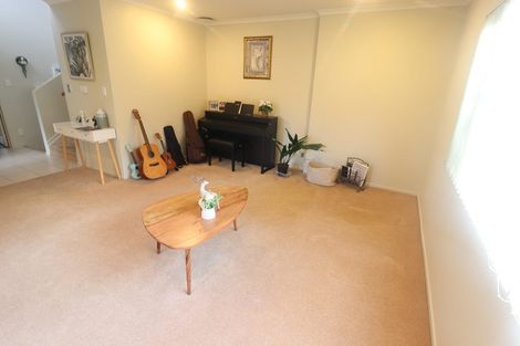Photo of property in 16 Crimson Park, Oteha, Auckland, 0632
