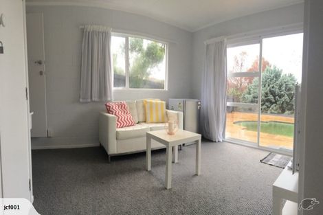 Photo of property in 14 Tarahanga Street, Northcote, Auckland, 0627