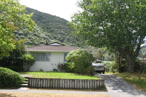 Photo of property in 37 Larchmont Grove, Totara Park, Upper Hutt, 5018