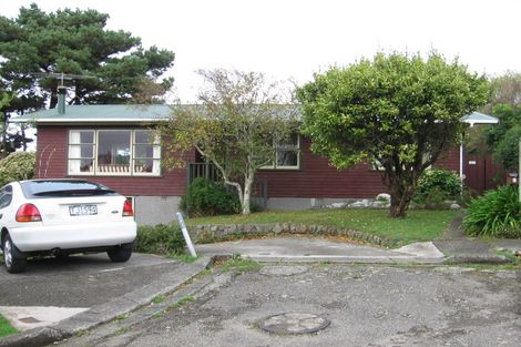 Photo of property in 6 Merritt Way, Newlands, Wellington, 6037