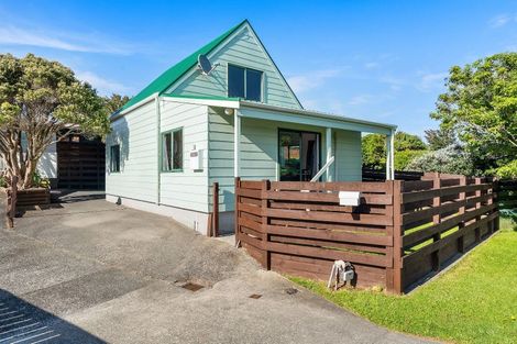 Photo of property in 32a Horokiwi Road West, Newlands, Wellington, 6037