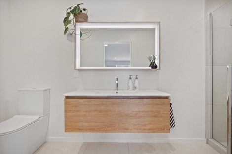 Photo of property in 16a Crispe Road, Clarks Beach, 2122