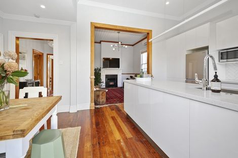 Photo of property in 8 Morley Street, New Plymouth, 4310