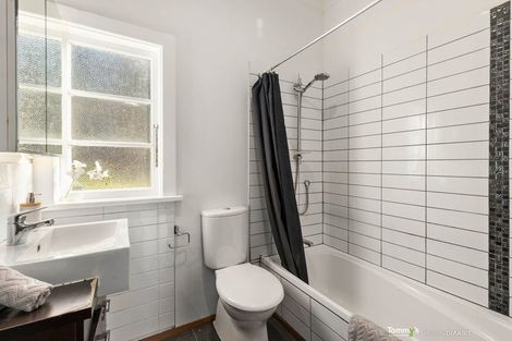 Photo of property in 6 Hathaway Avenue, Karori, Wellington, 6012