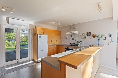 Photo of property in 38 Queens Road, Waikanae Beach, Waikanae, 5036