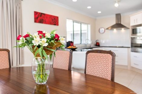 Photo of property in 15 Ina Ville Drive, Pukekohe, 2120