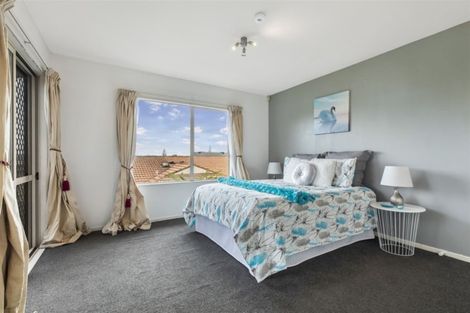 Photo of property in 2/55 Sungrove Rise, Sunnyvale, Auckland, 0612