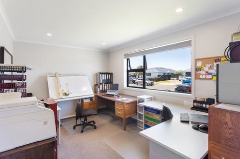 Photo of property in 8 Livingstone Drive, Papamoa Beach, Papamoa, 3118