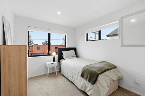 Photo of property in 2/2 Chapman Road, Te Atatu Peninsula, Auckland, 0610