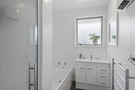 Photo of property in 37 Greendale Avenue, Avonhead, Christchurch, 8042