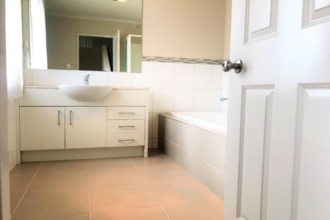 Photo of property in 12 Seresin Crescent, Flat Bush, Auckland, 2016