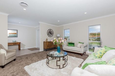 Photo of property in 18 Syd Grant Crescent, Orewa, 0931