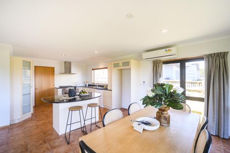 Photo of property in 122 Pacific Drive, Fitzherbert, Palmerston North, 4410