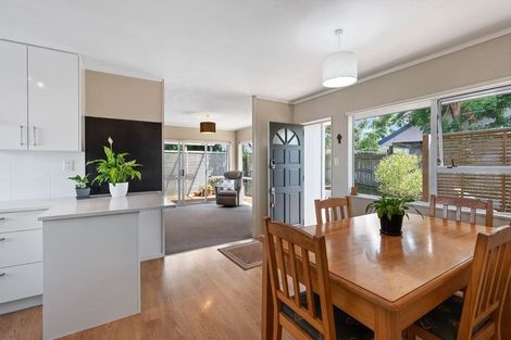 Photo of property in 1/76 Totaravale Drive, Totara Vale, Auckland, 0629