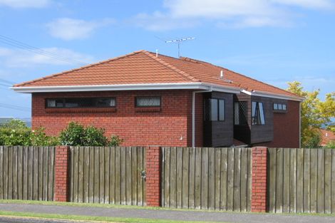 Photo of property in 4/65 Aberdeen Road, Castor Bay, Auckland, 0620