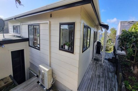 Photo of property in 11 Fernhaven Grove, Newlands, Wellington, 6037